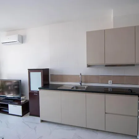 דירה With Terrace In Center - Tcm *